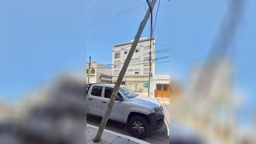 ¿A quién tenemos que reclamar? Porque a Edenor ya lo hicimos y todavía no tenemos repuestas. Fermín Gamboa 739, es un peligro. También lo hicimos al Municipio. Hasta ahora nadie apareció. Esperemos que en el transcurso del día lo solucionen. Gloria..