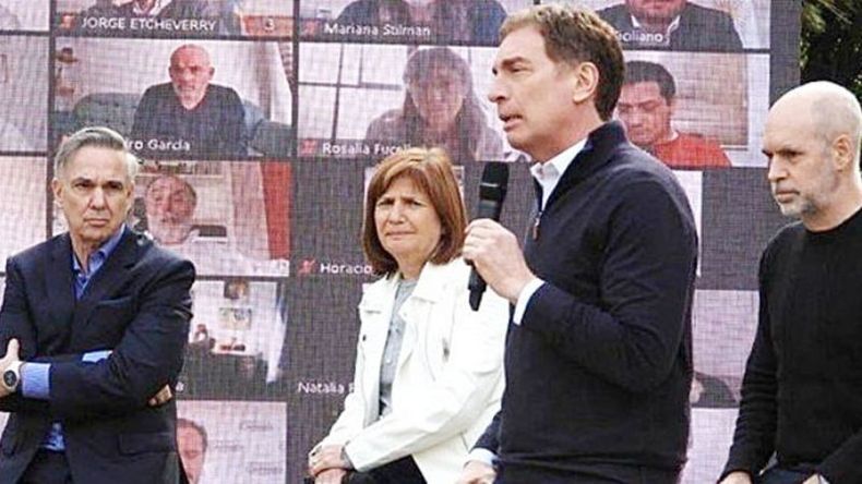 CANDIDATO. Santilli se lanzó en La Plata con dirigentes de varios espacios..