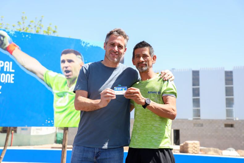 VECINOS. Achával entregó los carnets a los primeros socios del club.