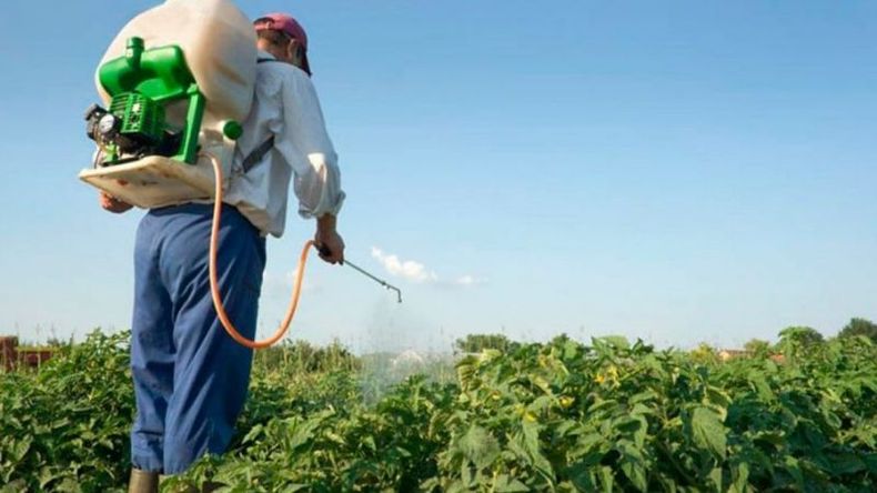 MIL METROS. Es la distancia mínima que deberán respetar los productores al fumigar..