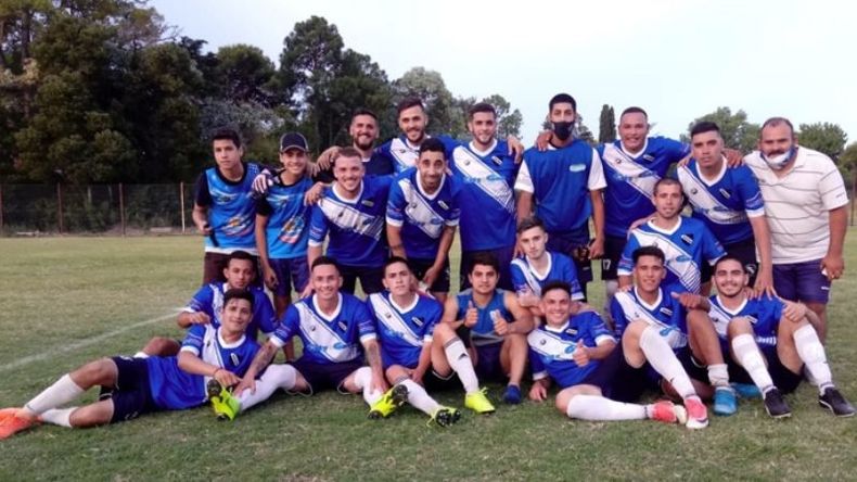 ARROLLADOR. El plantel de Unión que festejó con una tremenda goleada ante Capitanes seguir líder de su grupo (Foto Mario Cacerez)..