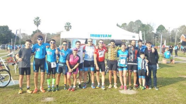 GRUPO. Los integrantes del IronTeam se animaron al Duatlón de Berazategui..