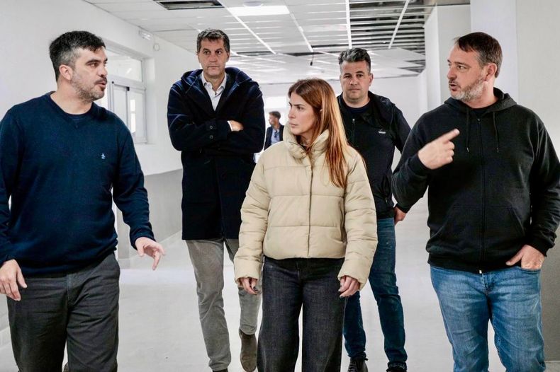 RECORRIDA. Soledad Peralta visitó los trabajos para la nueva escuela.