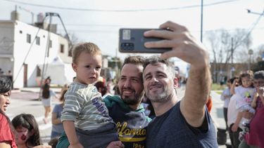 EN FAMILIA. Federico Achával compartió la actividad con los vecinos.