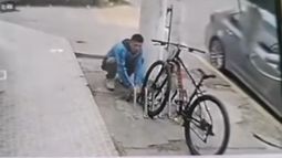 El robo de la bicicleta quedó registrado en una cámara de seguridad. El robo de la bicicleta quedó registrado en una cámara de seguridad.