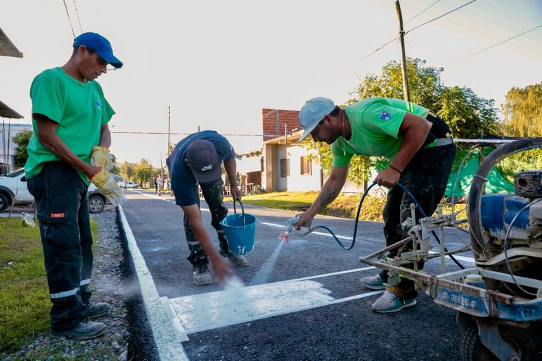 Nuevos asfaltos en el barrio Grosso de Villa Rosa.