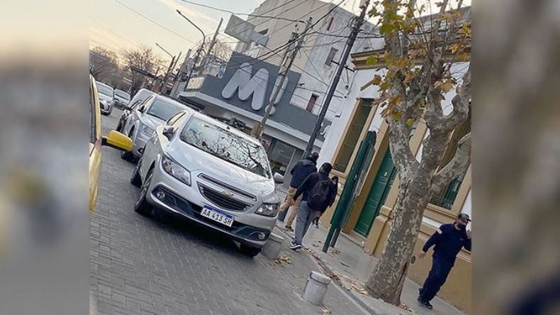 La misma escena cada día que paso por la plaza: autos estacionaos sobre Yrigoyen, ante la pasividad de quienes deberían controlar. Celeste..