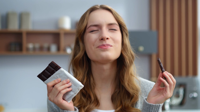 Comer chocolate es un placer con muchos beneficios. (Storyblocks Video).