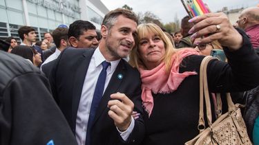 SELFIE. Achával recorrió el hospital con los vecinos y explicó detalles del funcionamiento.