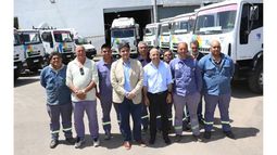 EQUIPO. Ducoté y Macri, junto a empleados municipales. .