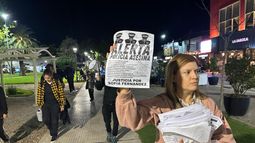 RECLAMO. Justicia ya, el pedido de los familiares de Sofía Fernández, este viernes en la plaza 12 de Octubre de Pilar. RECLAMO. Justicia ya, el pedido de los familiares de Sofía Fernández, este viernes en la plaza 12 de Octubre de Pilar.