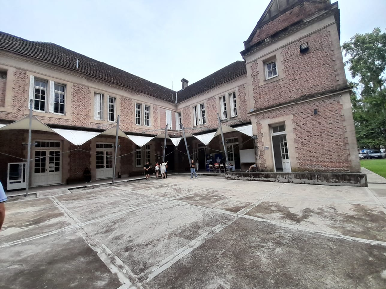 Uno de los patios de la Universidad, donde est&aacute;n llegando los futuros alumnos.