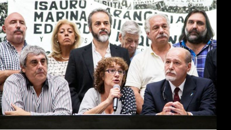 SERIOS. Los gremialistas, ayer, durante la conferencia de prensa..