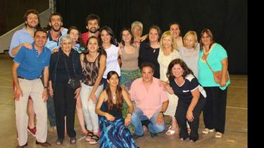 Autoridades de la biblioteca e invitados celebran por una gran noche para palabras..