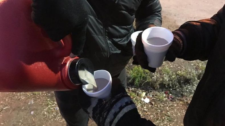 Caliente. Esta mañana, estuvieron repartiendo café y chocolate en la ES 6 de Peruzzotti. .