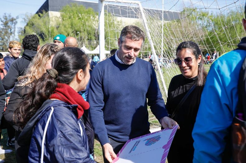 DEPORTE. Achával participó de la apertura de etapa que reúne a más de 2 mil chicos.