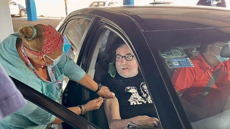 SIEMPRE CHARLY. El músico se somete al pinchazo en el Kilómetro 46..