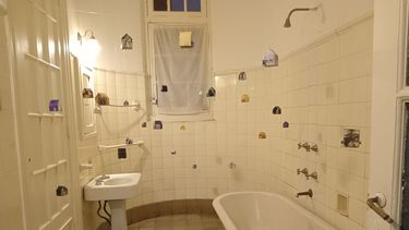 Uno de los ambientes intervenidos por Belén Espinosa para la muestra colectiva en Villa Ballester.