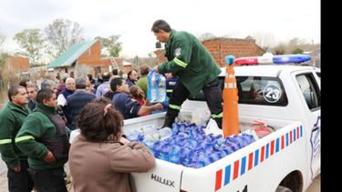 AYUDA. Entregan agua potable y alimentos en los barrios..