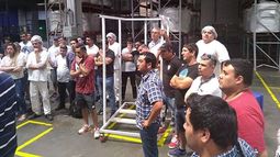 ASAMBLEA. Los trabajadores debaten en una planta paralizada. .