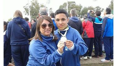 ORO. Alcides Pedrozo con su profe Daniela Spen..