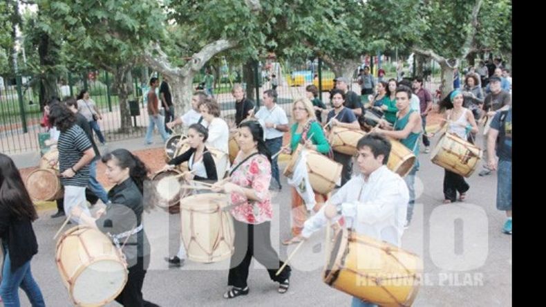 (Alejandro Cano). La caravana de bombistos avanza por la plaza de Presidente Derqui..