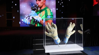 Emiliano Dibu Martinez subastó sus guantes para una causa solidaria