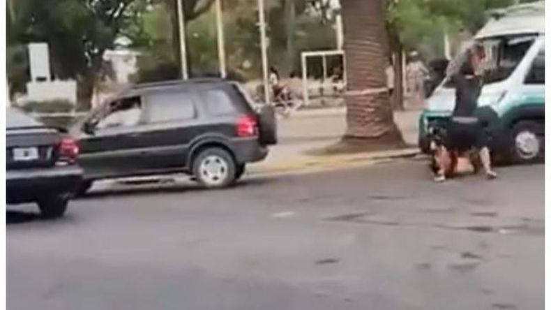 IMAGEN DE VIDEO. Momento en que el agresor golpea a su primo con una piedra. .