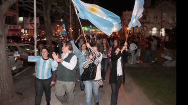 Banderas y cacerolas, esta noche en la plaza de Pilar..