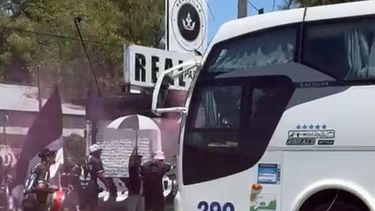 DESPEDIDA. El colectivo que traslada a los jugadores de Real Pilar parte del estadio custodiado por la hinchada.&nbsp;