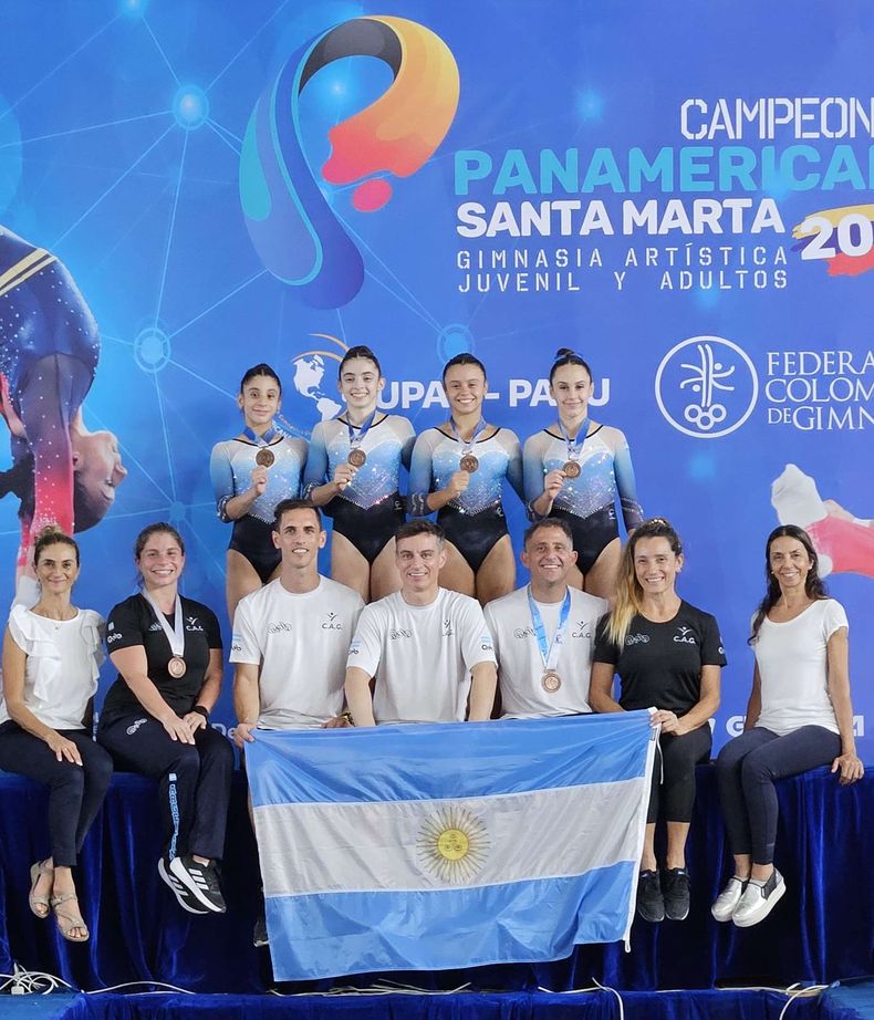 Los integrantes del equipo argentino mayor y juvenil de gimnasia art&iacute;stica que compiti&oacute; en Santa Marta.