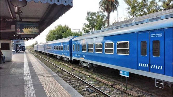 Tren con equipo de aire acondicionado a prueba, salido de talleres mechita, por Pilar. Juan Sosa..