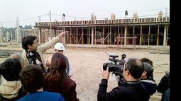 CONSTRUCCIÓN. Los técnicos explican el avance de los trabajos ante los medios de prensa..