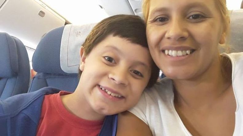 Acompañado. Martín y su mamá Mercedes, a punto de partir rumbo a Estados Unidos para finalizar el tratamiento. .