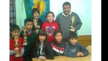 Los chicos de Derqui muestran sus trofeos..