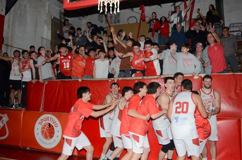 El festejo de Sportivo con su hinchada tras el triunfo clásico.