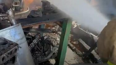 video: se incendio un taller mecanico en del viso