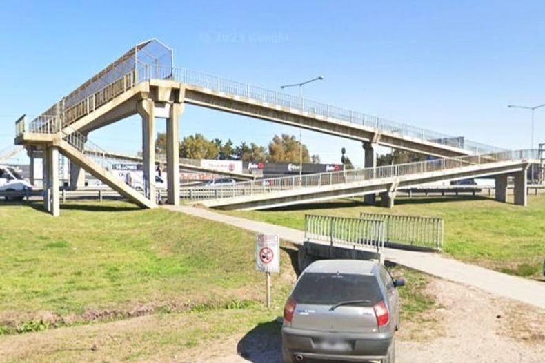 La parrilla robada fue abandonada en un puente peatonal.