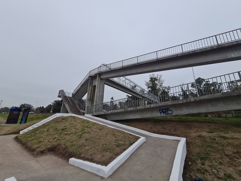El puente está ubicado en el kilómetro 61,500 de la autopista Pilar-Pergamino.
