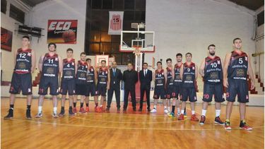 PLANTEL. Los jugadores de Atlético, listos para saltar a la cancha esta noche. .
