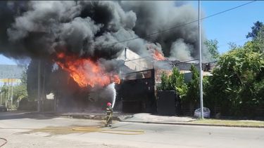 El incendio se desató a raíz de una quema de cañas por parte del salón de fiestas lindero a POPE.&nbsp;