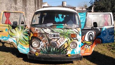 MULTICOLOR. La VW que acompañará a Esteban en la travesía..