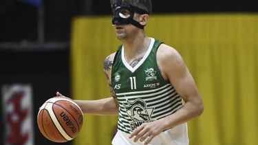 MÁSCARA. Así jugó Treise el último partido luego de sufrir la fractura del tabique..