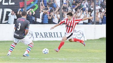 Sergio Ortigoza remata desde afuera del área. El ex Fénix volvió a desequilibrar..