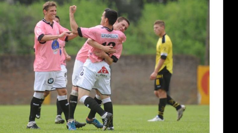 (Heva). Bianchi, abrazado por Ciaccheri, festeja con puño cerrado el 2-0 con Rutili..