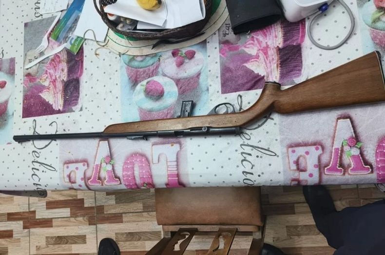 La carabina utilizada por el jubilado para dispararle al ladrón.