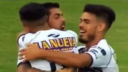 DESAHOGO. Gastón Díaz grita su gol abrazado por sus compañeros..