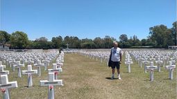 #PilarTurismo recibió la visita de un turista mendocino, que llegó a nuestra ciudad especialmente para conocer la historia del lugar que honra la memoria de nuestros héroes  Lo acompañamos en un recorrido muy emotivo por el #CenotafioDeMalvinas. Pilar Turismo / @PilarTurismo..