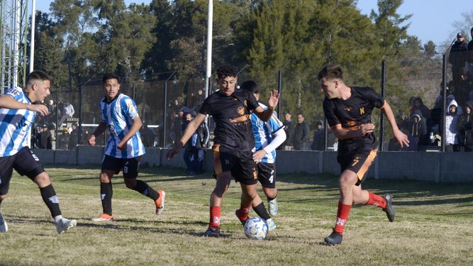 ATAQUE. Lucas Vallejos y Tomás Palpacelli tuvieron las chances más claras del Rancho.