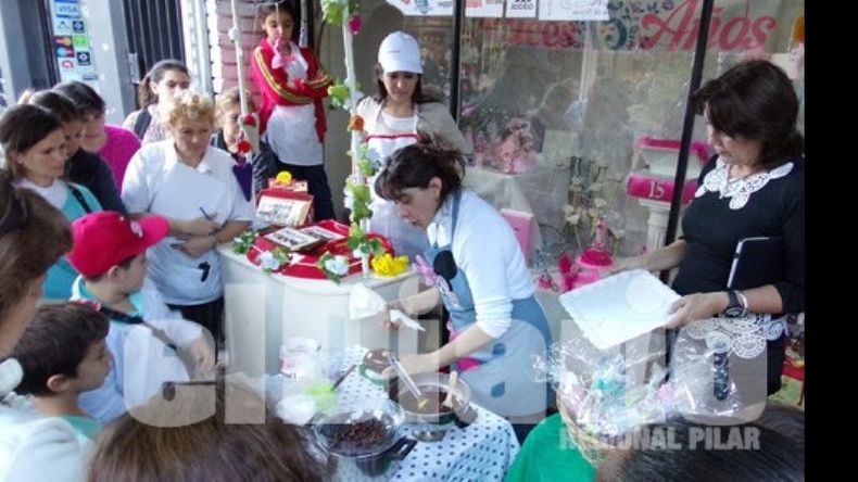 La profesora de repostería recrea los tips para una buena terminación..